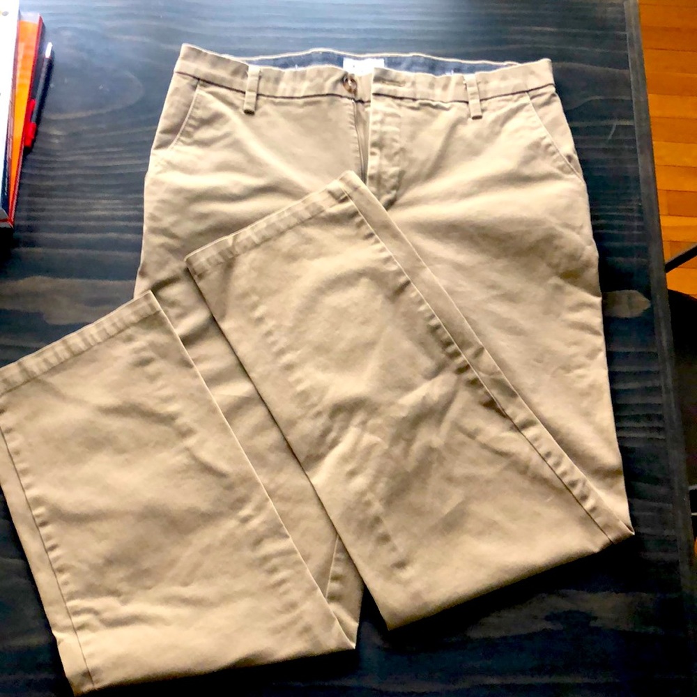 Like new Dockers Classic Fit khaki’s - 34/34